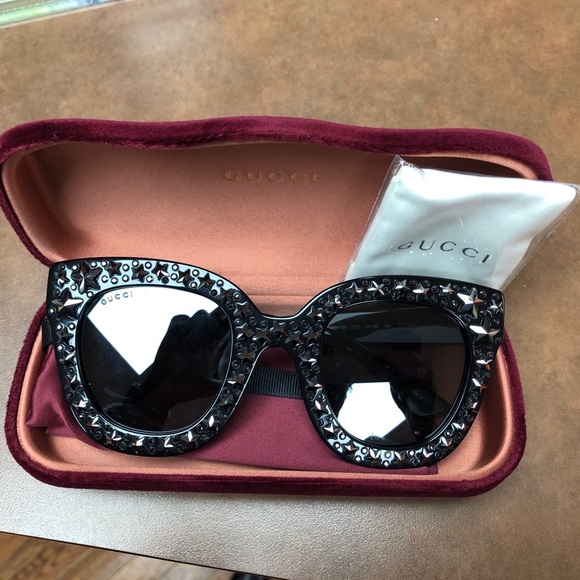 Authentic Gucci 0116s Black Sunglasses - Picture 2 of 5